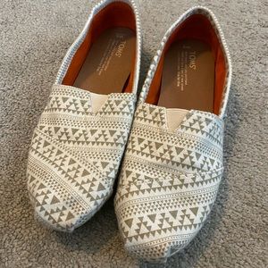 Women’s Toms Shoes Size 9